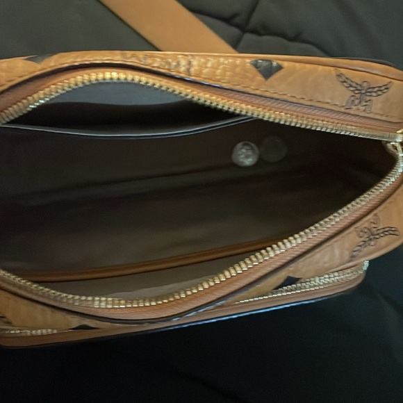 Aren in Visetos crossbody purse. - Picture 3 of 5